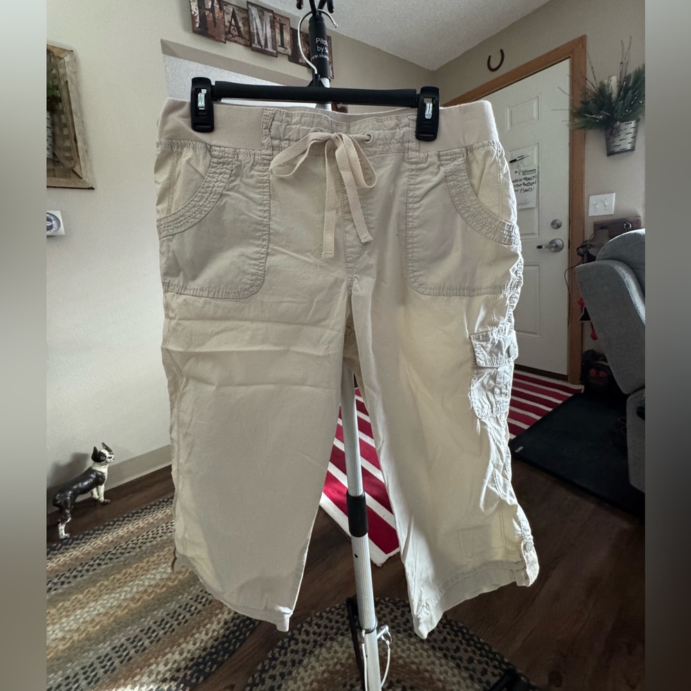 Gloria Vanderbilt Cream Capris
